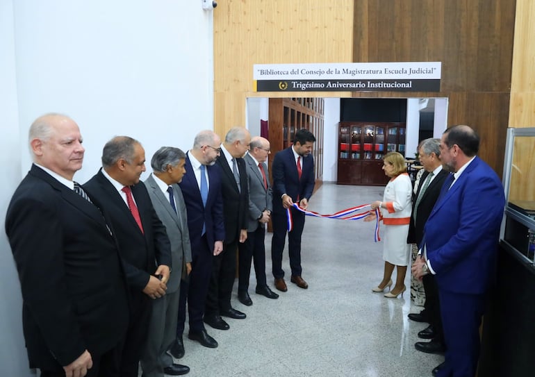 El tradicional  corte de cinta. a cargo del presidente del Consejo de la Magistratura Gerardo Bobadilla, y la integrante de ese cuerpo, la Dra Alicia Pucheta.