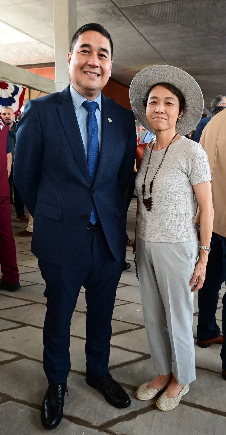 Eduardo Nakayama y la embajadora Joshie Nakatani.