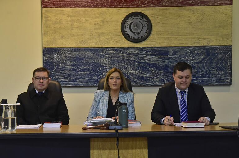 Los jueces Pablino Barreto (izq.), Inés Galarza (presidenta) y Juan Dávalos integran el Tribunal de Sentencia Especializado contra el Crimen Organizado.