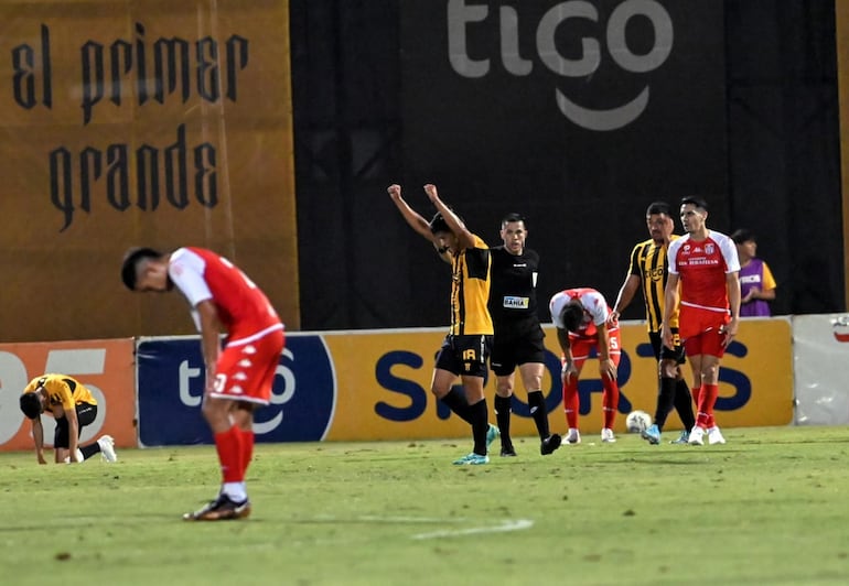 César Miño celebra su gol ante General Caballero JLM, en la victoria de Guaraní.