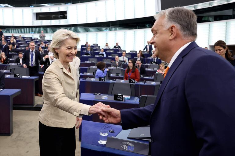 La presidenta de la Comisión Europea, Ursula von der Leyen, y el primer ministro húngaro Viktor Orban se saludan en la sesión plenaria del Parlamento Europeo, este miércoles en Estrasburgo, Francia.