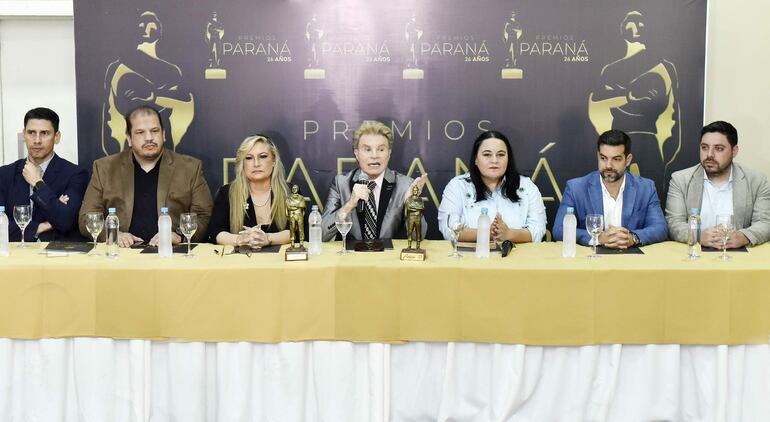 El anuncio de los nominados se realizó en una conferencia de prensa celebrada hoy y que fue encabezada por el productor Juan Carlos Amoroso (centro).