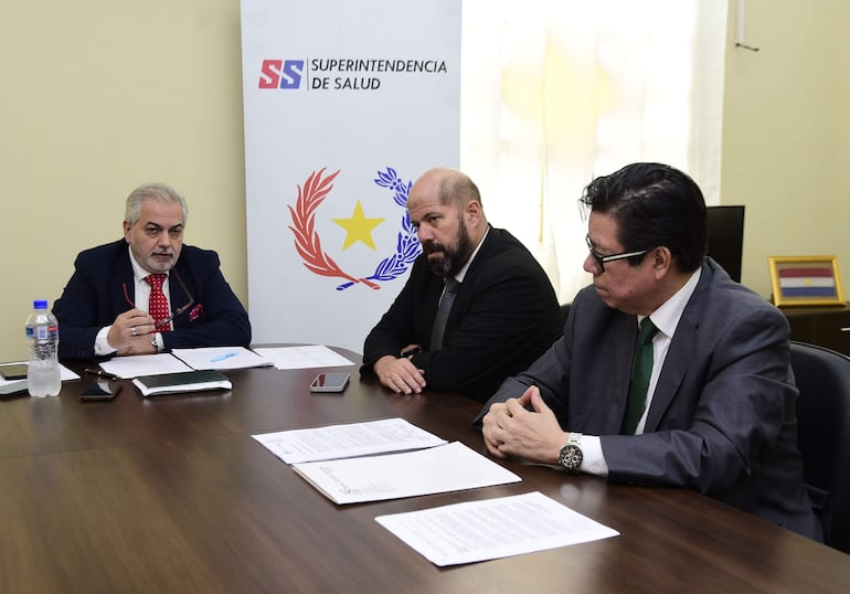 El doctor Roberto Melgarejo, superintendente de Salud, en conferencia de prensa con sus abogados representantes. 