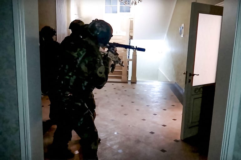 Agentes de la FSB de Rusia durante una operación antiterrorista, este lunes en Daguestán.