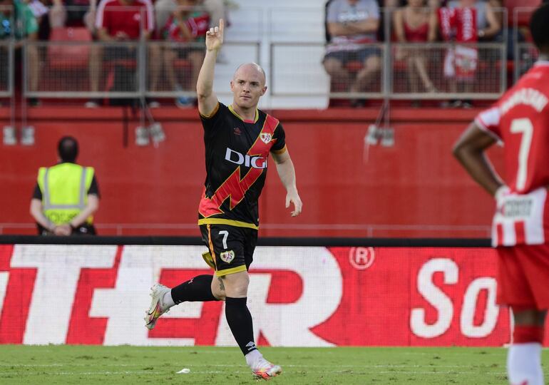 El centrocampista del Rayo Vallecano Isi Palazón celebra el primer gol de su equipo durante el partido de LaLiga entre el Almería y el Rayo Vallecano, este viernes en el Power Horse Stadium de Almería.