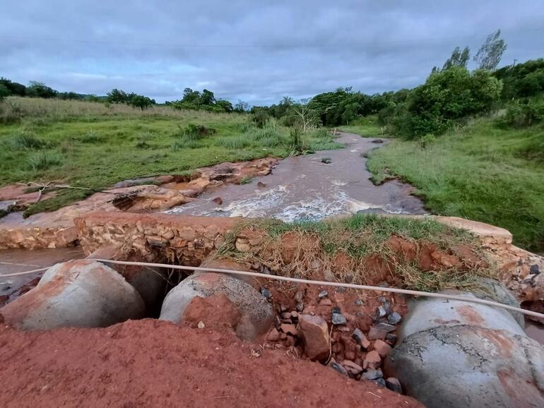 Para reparar los caminos rurales el intendente de Acahay, Aldo Lezcano, solicitó el apoyo del MOPC y de la Gobernación de Paraguarí.