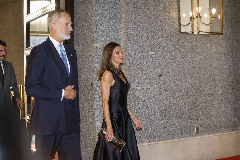 Los Reyes Felipe VI y Letizia llegando juntitos a la inauguración de la temporada lírica 2024/2025 del Teatro Real. ( EFE/ Juanjo Martín/POOL)
