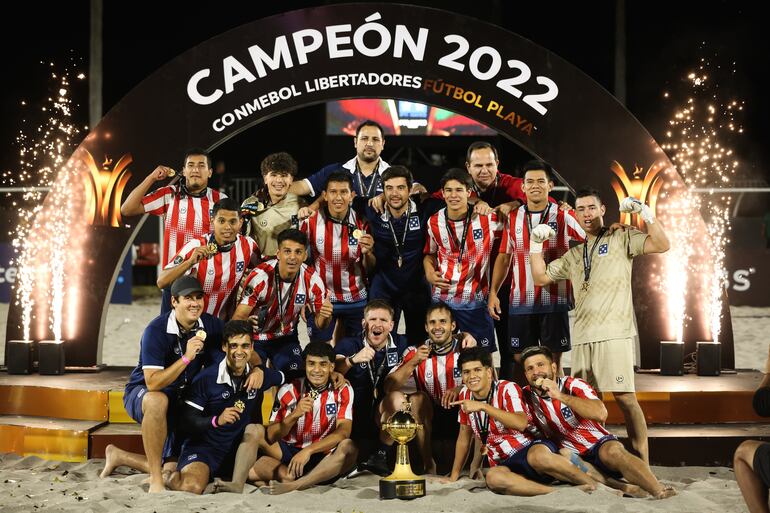 Elenco completo de Presidente Hayes que se consagró campeón invicto de la Copa Libertadores de Fútbol Playa en Iquique, Chile.