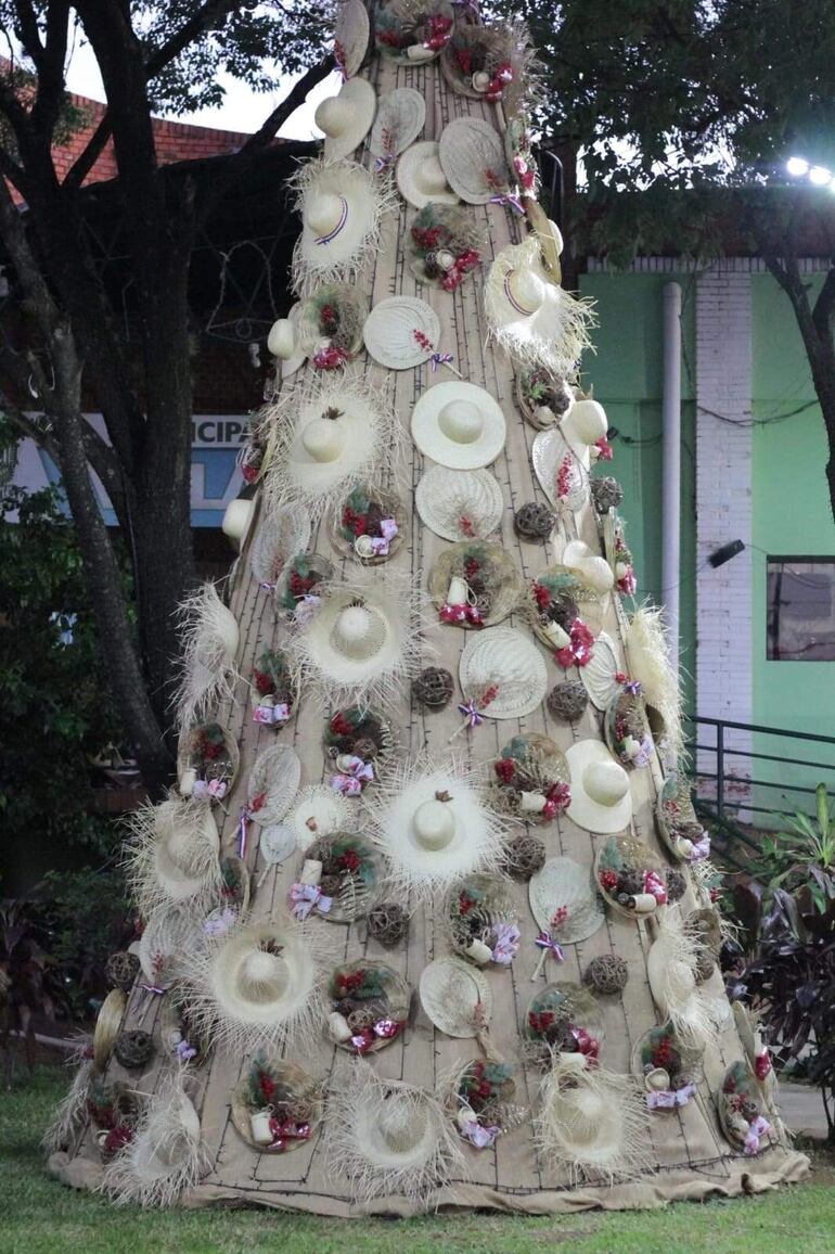 El árbol artesanal montado frente a la municipalidad de Villa Elisa.