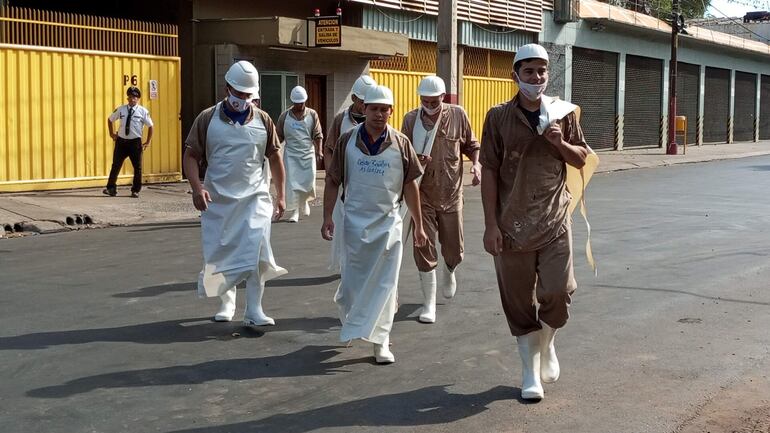 Trabajadores de la fábrica de Ochsi.