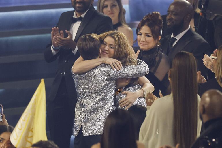 La cantante colombiana Shakira celebra con sus hijos Sasha y Milan tras ganar el Grammy al Mejor Álbum Pop Latino.