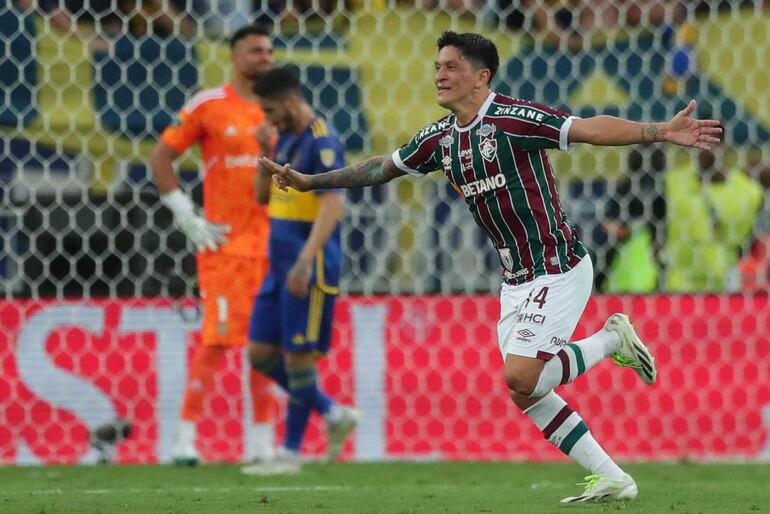 El argentino Germán Cano, jugador de Fluminense, celebra un gol en la final de la Copa Libertadores frente a Boca Juniors en el estadio de Maracaná, en Rio de Janeiro, Brasil.