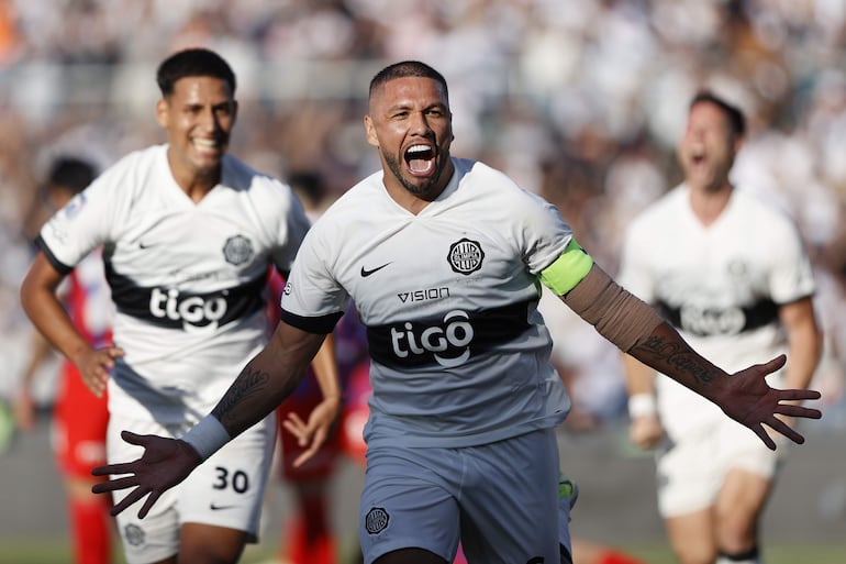 Richard Ortiz (c), jugador de Olimpia, celebra un gol en el partido frente a Cerro Porteño por la fecha 17 del torneo Clausura 2024 del fútbol paraguayo en el estadio Defensores del Chaco, en Asunción, Paraguay.