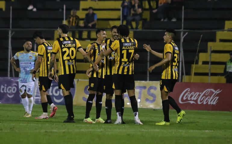 Adrián Alcaraz (17), jugador de Guaraní, celebra un gol en el partido frente a Sport Unión de Piribebuy por los 16avos de final de la Copa Paraguay 2024 en el estadio Rogelio Silvino Livieres, en Asunción.