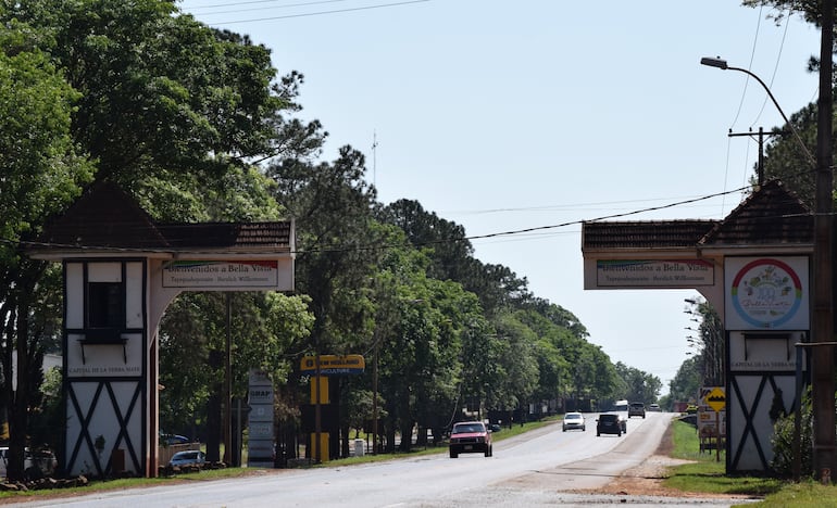 Vista del acceso a la ciudad de Bella Vista a través de la ruta PY06. La ciudad está a unos 50 kilómetros de Encarnación, capital del departamento de Itapúa.