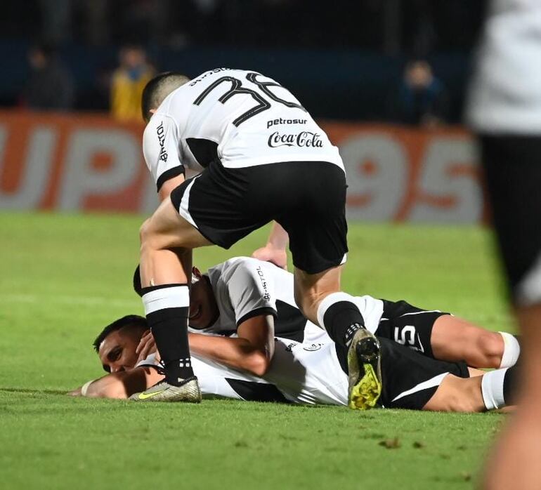 Jugadores de Olimpia en el festejo del gol de Hugo Fernández