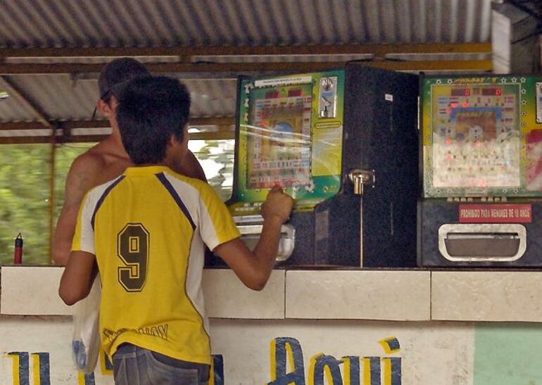 El hecho de que niños jueguen con tragamonedas es tipificado por Conajzar como un comercialización de un objeto peligroso, y el comerciante que lo permita se expone hasta tres años de cárcel (art. 210 del Código Penal). Así lo establece la citada institución en su Resolución N° 34/2020.