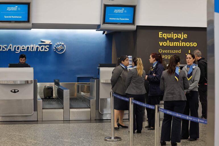 Trabajadores de aerolíneas argentinas hablan este jueves en el aeroparque de la Ciudad de Buenos Aires (Argentina). 