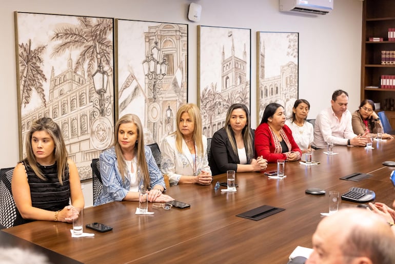 Familiares de secuestrados en reunión con autoridades del Gobierno de Santiago Peña.