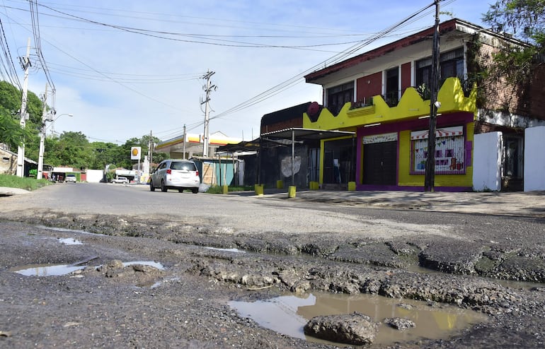 Canaleta de agua atraviesa la calle Luis Migone Battilana y destruye la capa asfáltica.