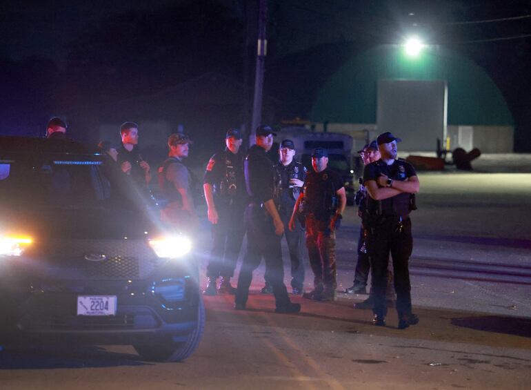 Miembros de las fuerzas del orden se encuentran cerca del área donde Robert Card, el sospechoso de dos asesinatos en masa, fue encontrado muerto el 27 de octubre de 2023 en Lewiston.