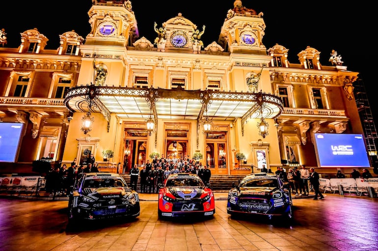 Una postal. Los tres autos de los equipos oficiales (Toyota GR Yaris, Hyundai i20 N y Ford Puma), con sus nuevos diseños, y los protagonistas que posan de fondo.