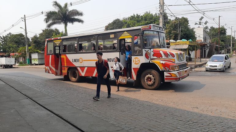 Choferes de buses internos de San Lorenzo ponen en zozobra a los pasajeros.