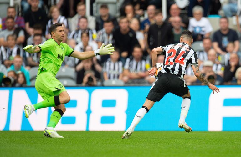 El paraguayo Miguel Almirón, jugador del Newcastle, dejando en ridículo a Emiliano Martínez, arquero del Aston Villa, en la primera fecha de la Premier League de Inglaterra.