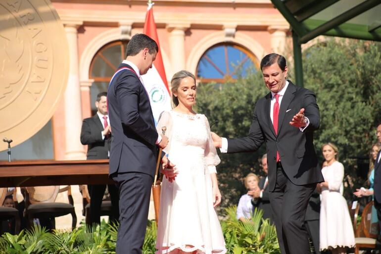 El senador Silvio "Beto" Ovelar (ANR, HC), presidente de la Cámara de Senadores, rompió protocolo al discursear en pleno acto de juramento.