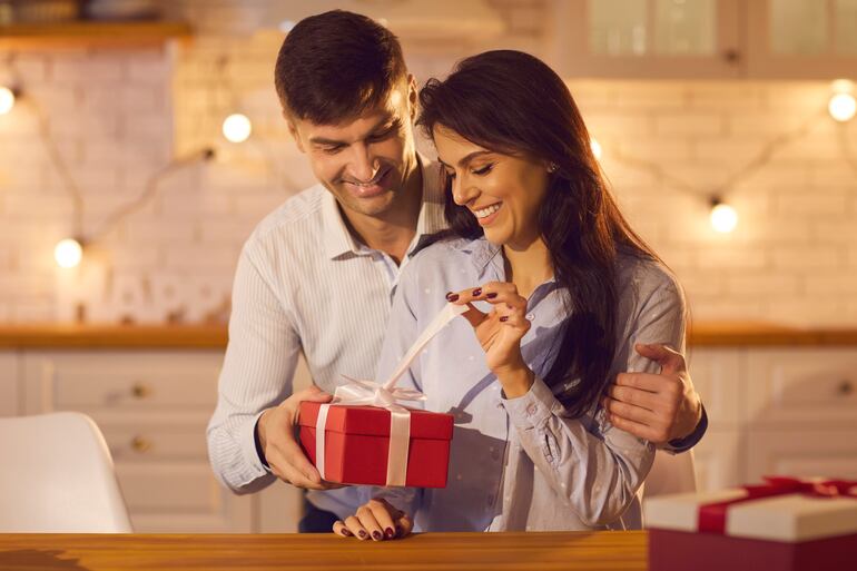 Pareja con regalos por el Día de los Enamorados.