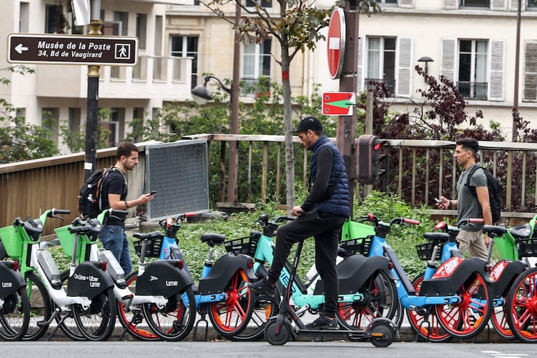 La supresión de los patinetes eléctricos de alquiler en París, decidida el pasado abril en un referéndum, ha entrado en vigor este 1 de septiembre, una fecha en la que el Gobierno central galo también ha oficializado un endurecimiento de las normas para el uso de este medio de transporte a nivel nacional.