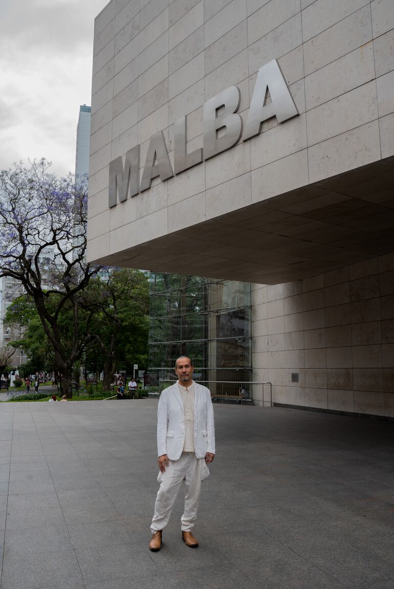 Marcos Benítez frente al conocido museo Malba de Buenos Aires.