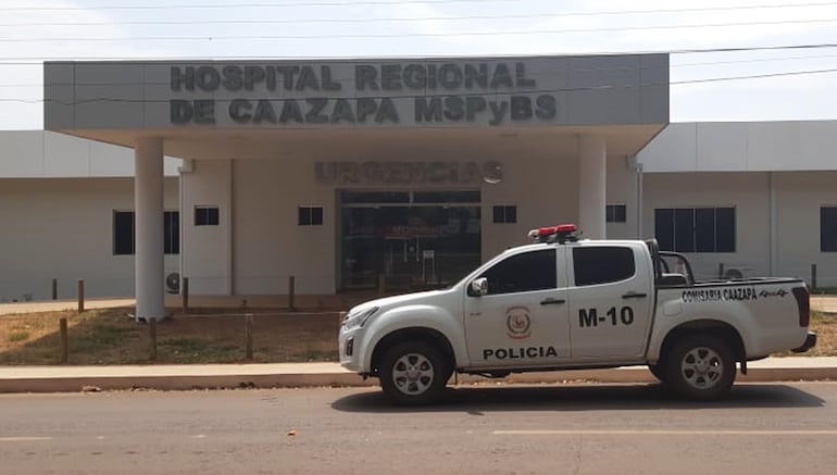 aparece una patrullera de la comisaría 1ª de la ciudad de Caazapá estacionada frente al Hospital Regional local, que presentaba un panorama casi desértico, sin  gente en los alrededores.