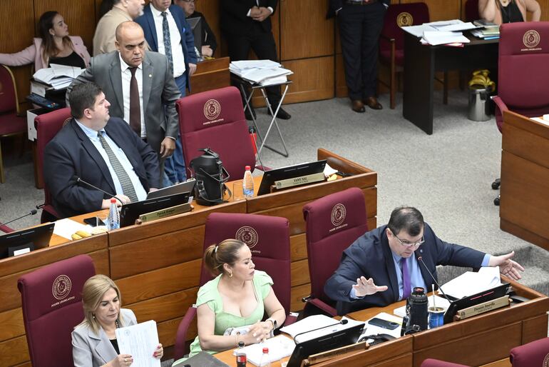 Educadores proponen cortar con los privilegios de los legisladores, en especial la "jubilación vip".