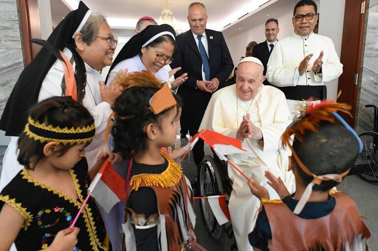 Papa Francisco es recibido en Yakarta por la comunidad de refugiados.