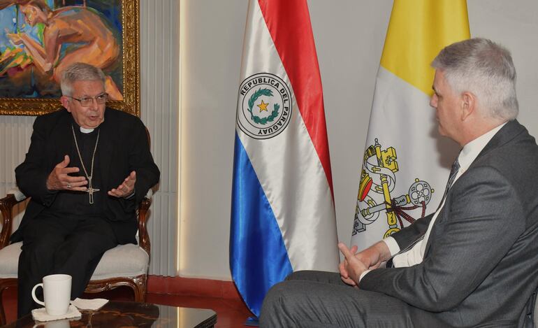 El cardenal Aldaberto Martínez y el embajador de los Estados Unidos en Paraguay, Marc Ostfield, se reunieron esta tarde, en medio de la crisis política.