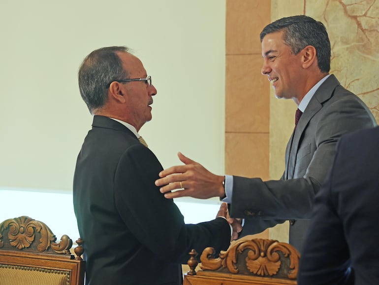 Santiago Peña Saluda al ministro de defensa, Óscar González.