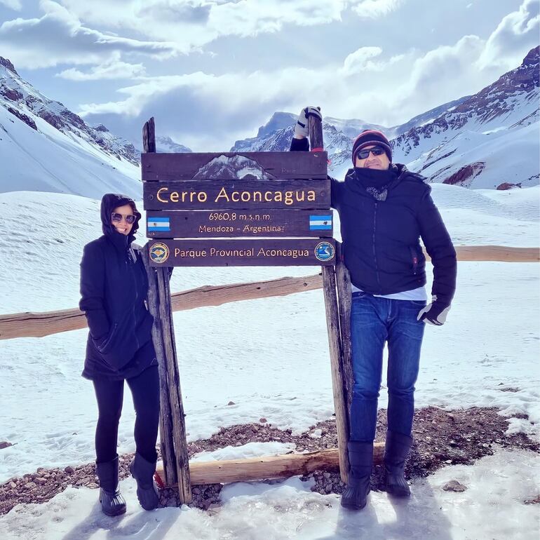 Roberto Pérez y su novia en el Cerro Aconcagua. (Instagram/Roberto Pérez)