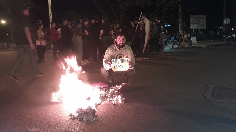 Momento en que los estudiantes quemaron el muñeco en plena avenida Teniente Herrero Bueno que fue cerrada por los manifestantes.