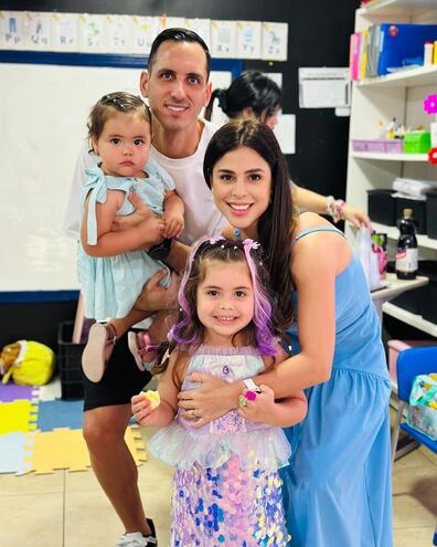 ¡Hermosa familia! Roberto "Gatito" Fernández y Silvia Santander con la cumpleañera Rafaella y la hermanita menor Sophie.