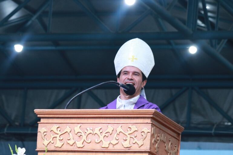 El obispo de la diócesis de Benajamían Acebal monseñor Amancio Benitez, presidió la misa vespertina en el último día del novenario de la Viregen de Caacupé.