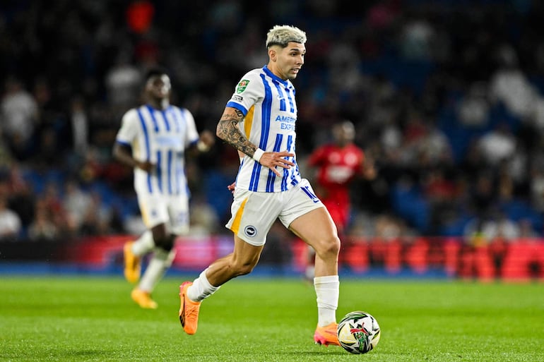 Brighton's Paraguayan striker #10 Julio Enciso controls the ball during the English League Cup football match between Brighton and Hove Albion and Crawley Town at the American Express Community Stadium in Brighton, southern England on August 27, 2024. (Photo by Glyn KIRK / AFP) / RESTRICTED TO EDITORIAL USE. No use with unauthorized audio, video, data, fixture lists, club/league logos or 'live' services. Online in-match use limited to 120 images. An additional 40 images may be used in extra time. No video emulation. Social media in-match use limited to 120 images. An additional 40 images may be used in extra time. No use in betting publications, games or single club/league/player publications. / 