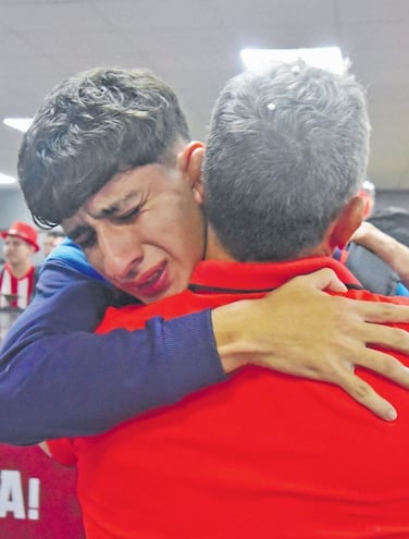 El abrazo fraterno que recibe Lucas Gómez, que no puede evitar soltar algunas lágrimas. Este lunes a la llegada de los mundialistas.