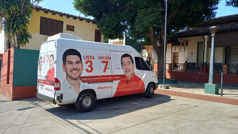 Una furgoneta de los candidatos Carlos Viveros (ANR, oficialismo) y Carlos Núñez (ANR, exHC). 