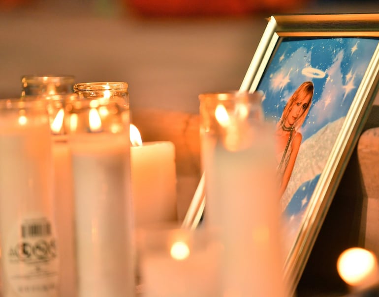 Velas frente a una fotografía de la directora de fotografía Halyna Hutchins durante una vigilia en su honor en Albuquerque Civic Plaza el 23 de octubre de 2021.