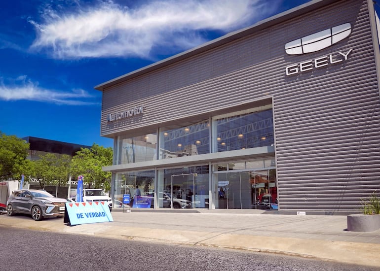 Sobre Avda. Artigas 2207 se encuentra el renovado showroom de Geely, disponible para ver todo lo que ofrece la marca en el país.