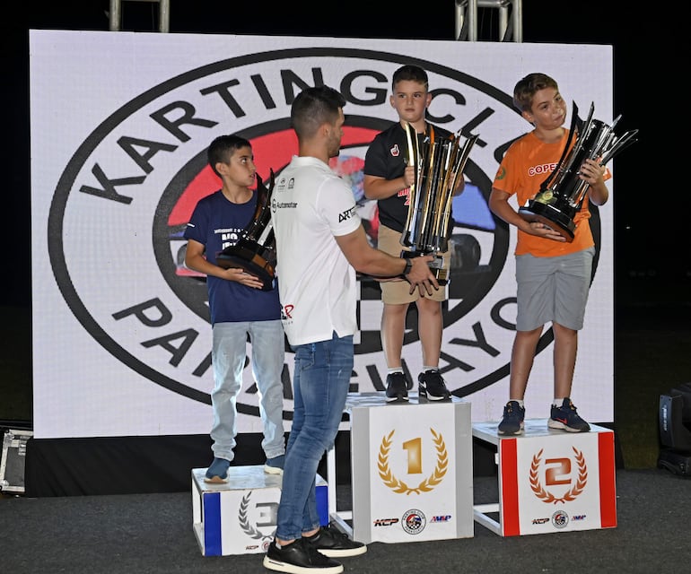 Fau Zaldívar entregó los trofeos de la categoría Rotax Micro Max.