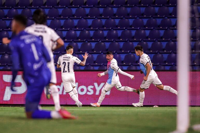 Los jugadores de Cerro Porteño festejan el gol de Claudio Aquino (segundo de der. a izq.) en el triunf0 2-1 sobre Guaraní por la jornada 14 del torneo Apertura 2022 del fútbol paraguayo.