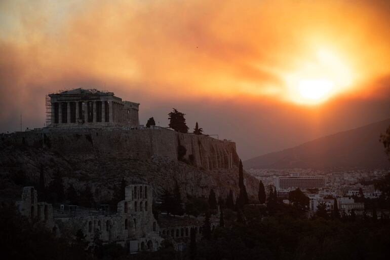 Una nube de humo causada por el incendio se cierne sobre Atenas este lunes.