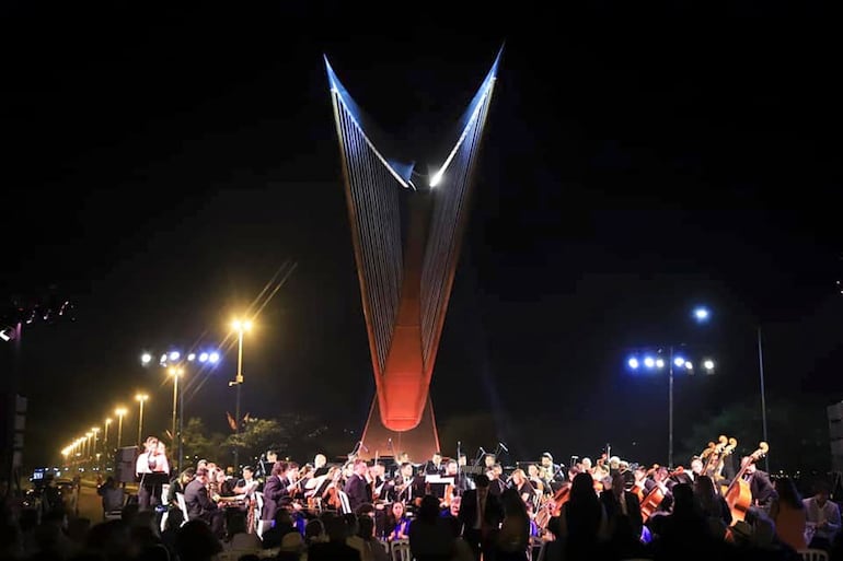 Quedó inaugurado el monumento en homenaje al arpa paraguaya, una escultura, realizada en hierro y acero, con una base de hormigón, que tiene más de 15 metros y está emplazada a un costado de la avenida Costanera de Asunción.